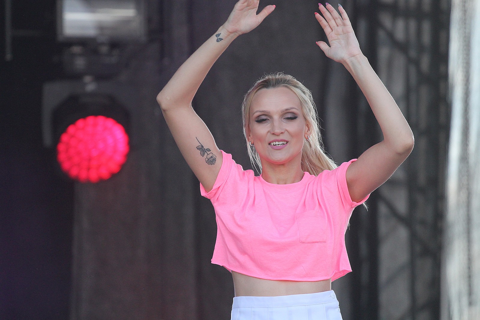 Bayera bajeruje ze sceny na lotnisku. Zaczęła się zabawa