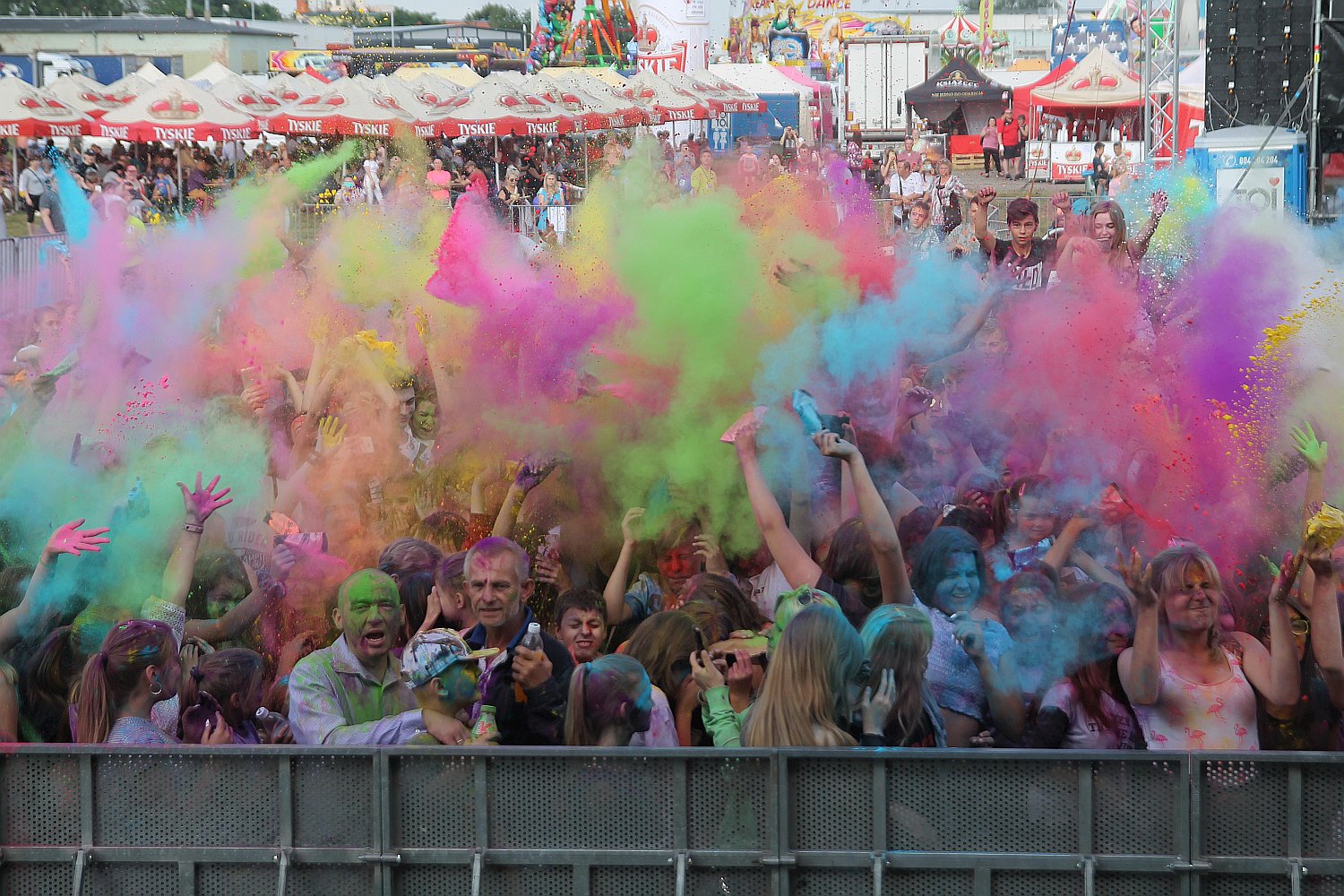 Setki osób na święcie kolorów na legnickim lotnisku