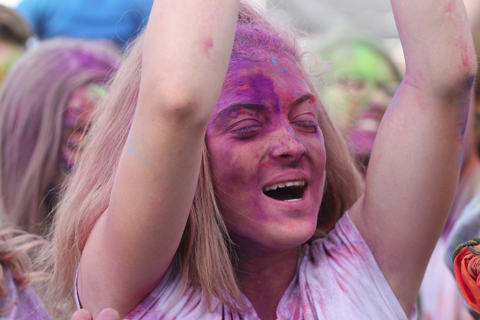 Bayera bajeruje ze sceny na lotnisku. Zaczęła się zabawa