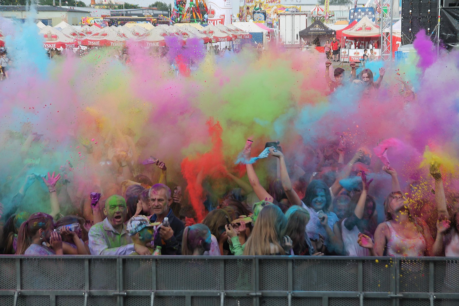 Setki osób na święcie kolorów na legnickim lotnisku