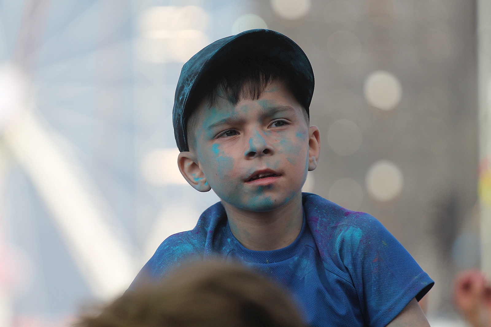 Bayera bajeruje ze sceny na lotnisku. Zaczęła się zabawa