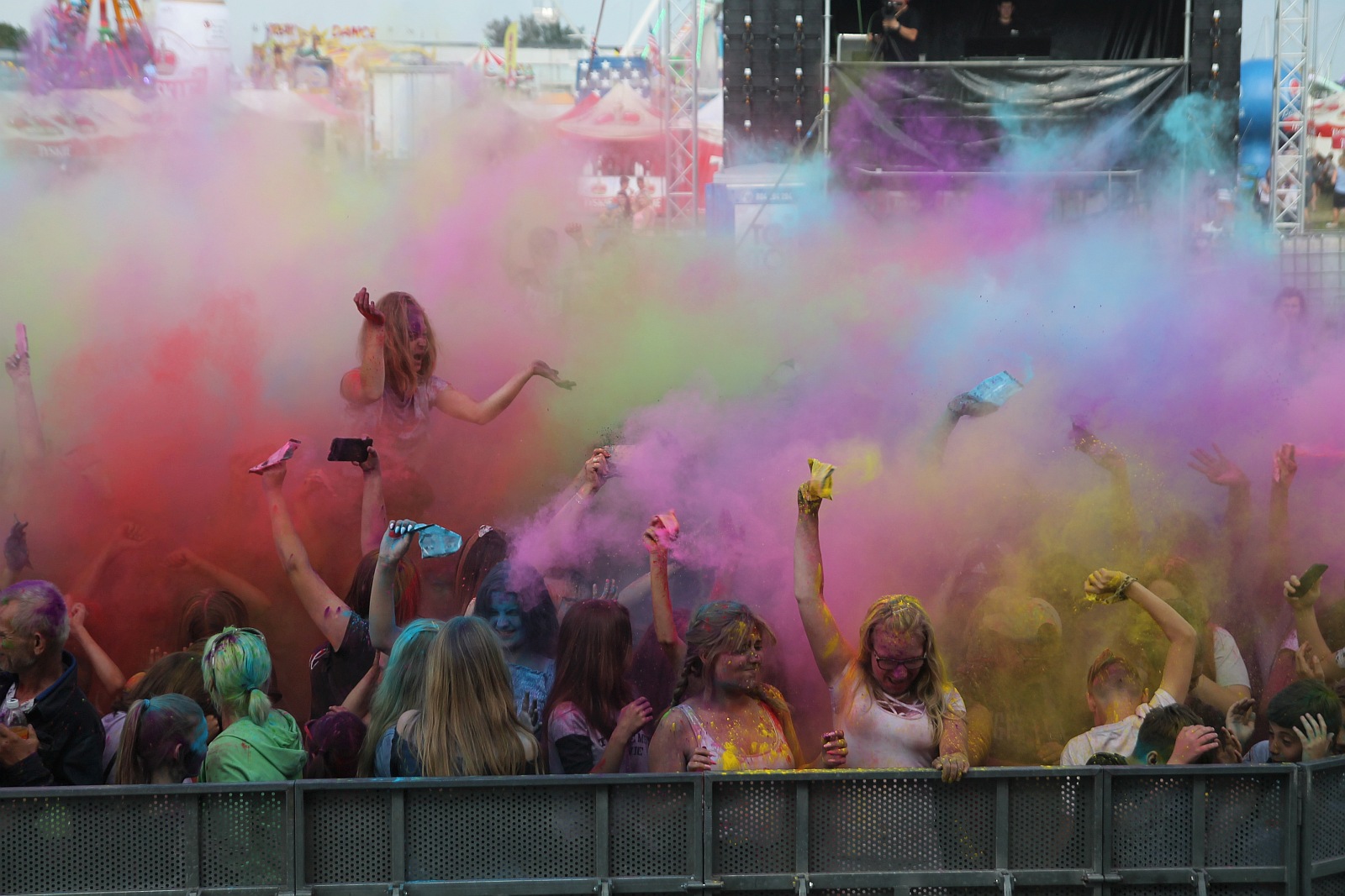 Setki osób na święcie kolorów na legnickim lotnisku