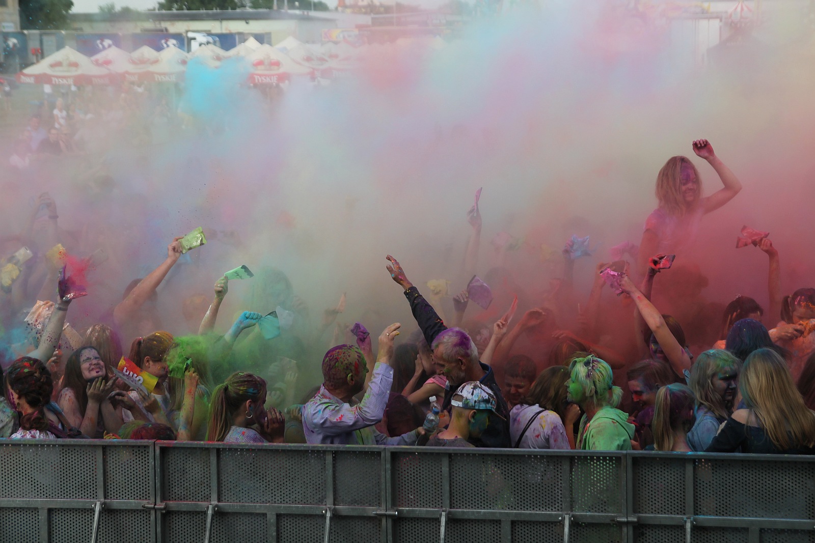 Setki osób na święcie kolorów na legnickim lotnisku
