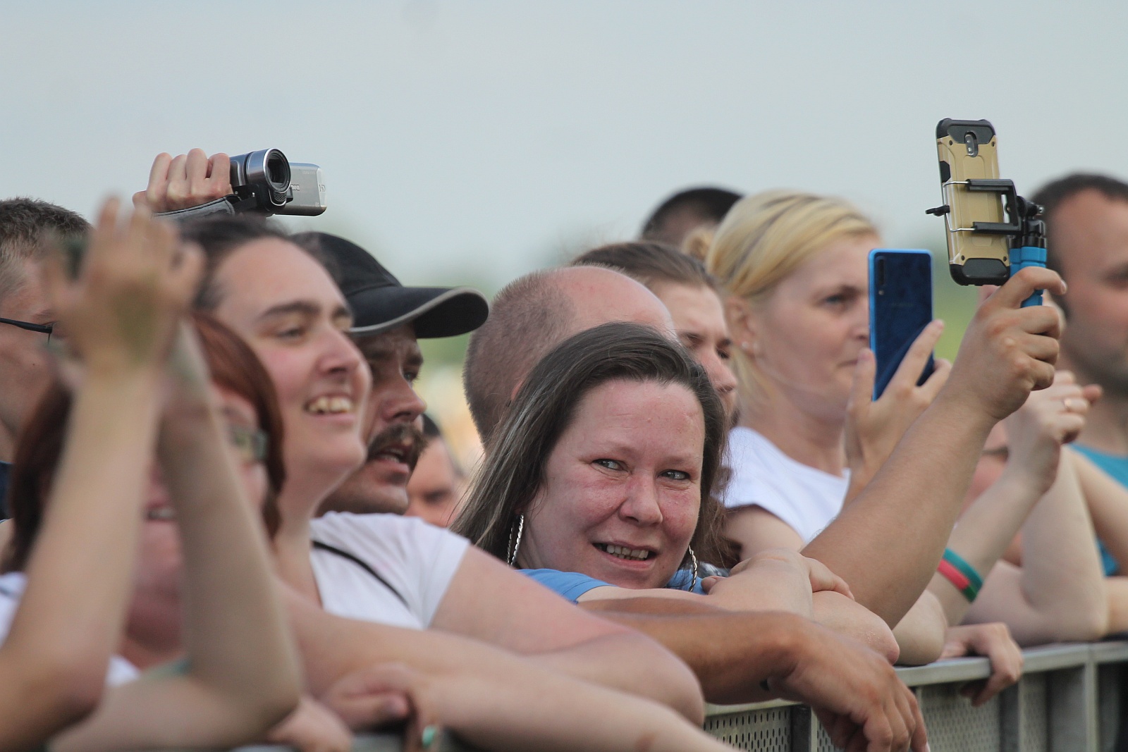 Bayera bajeruje ze sceny na lotnisku. Zaczęła się zabawa