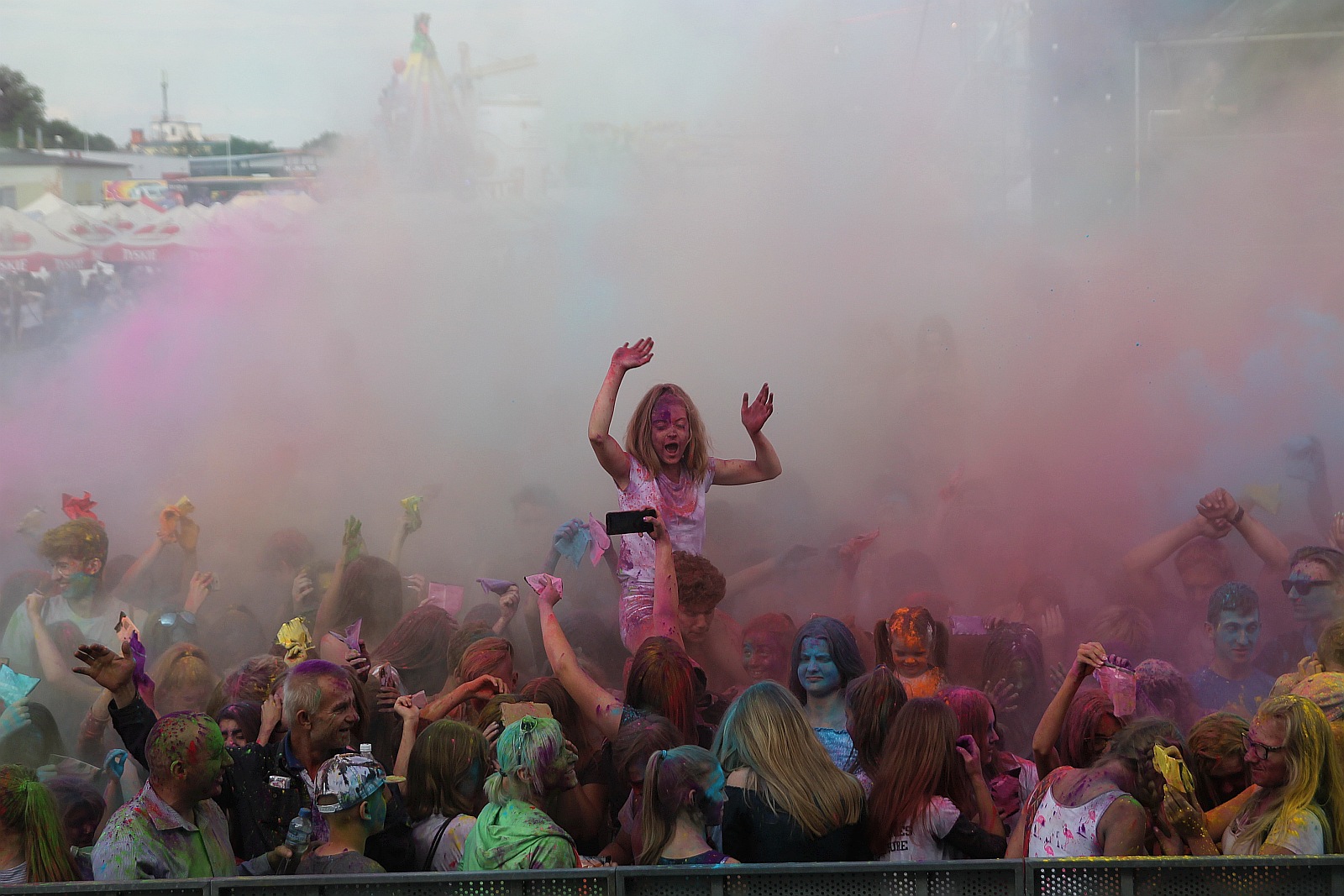 Setki osób na święcie kolorów na legnickim lotnisku