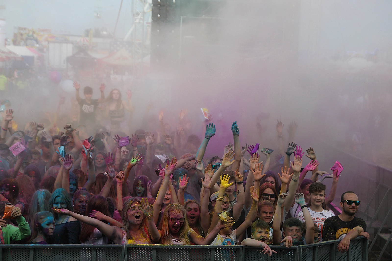 Setki osób na święcie kolorów na legnickim lotnisku