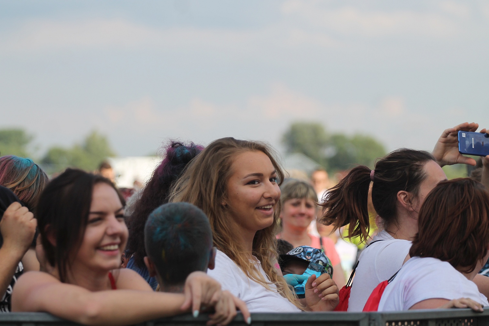 Bayera bajeruje ze sceny na lotnisku. Zaczęła się zabawa