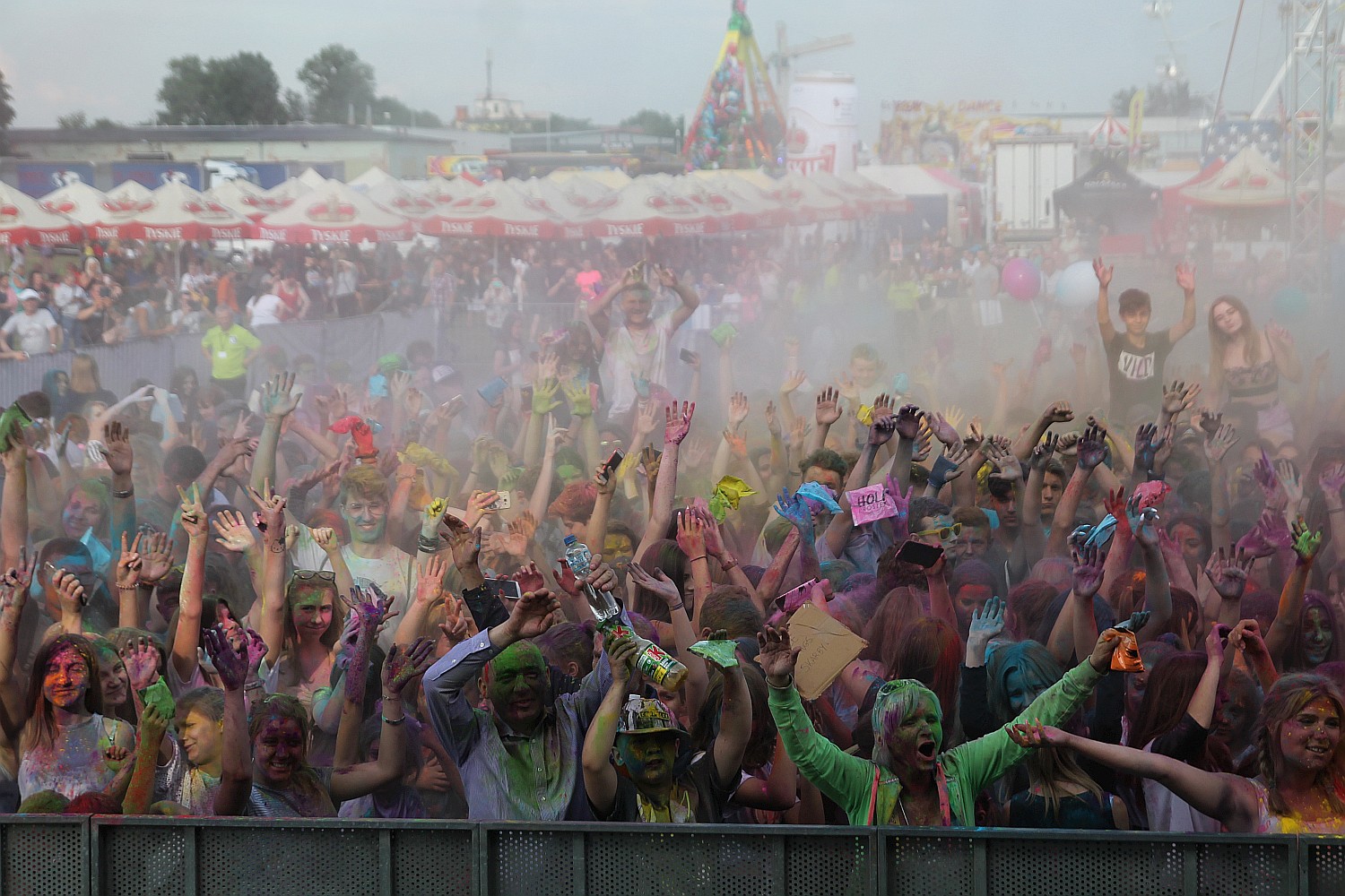 Setki osób na święcie kolorów na legnickim lotnisku
