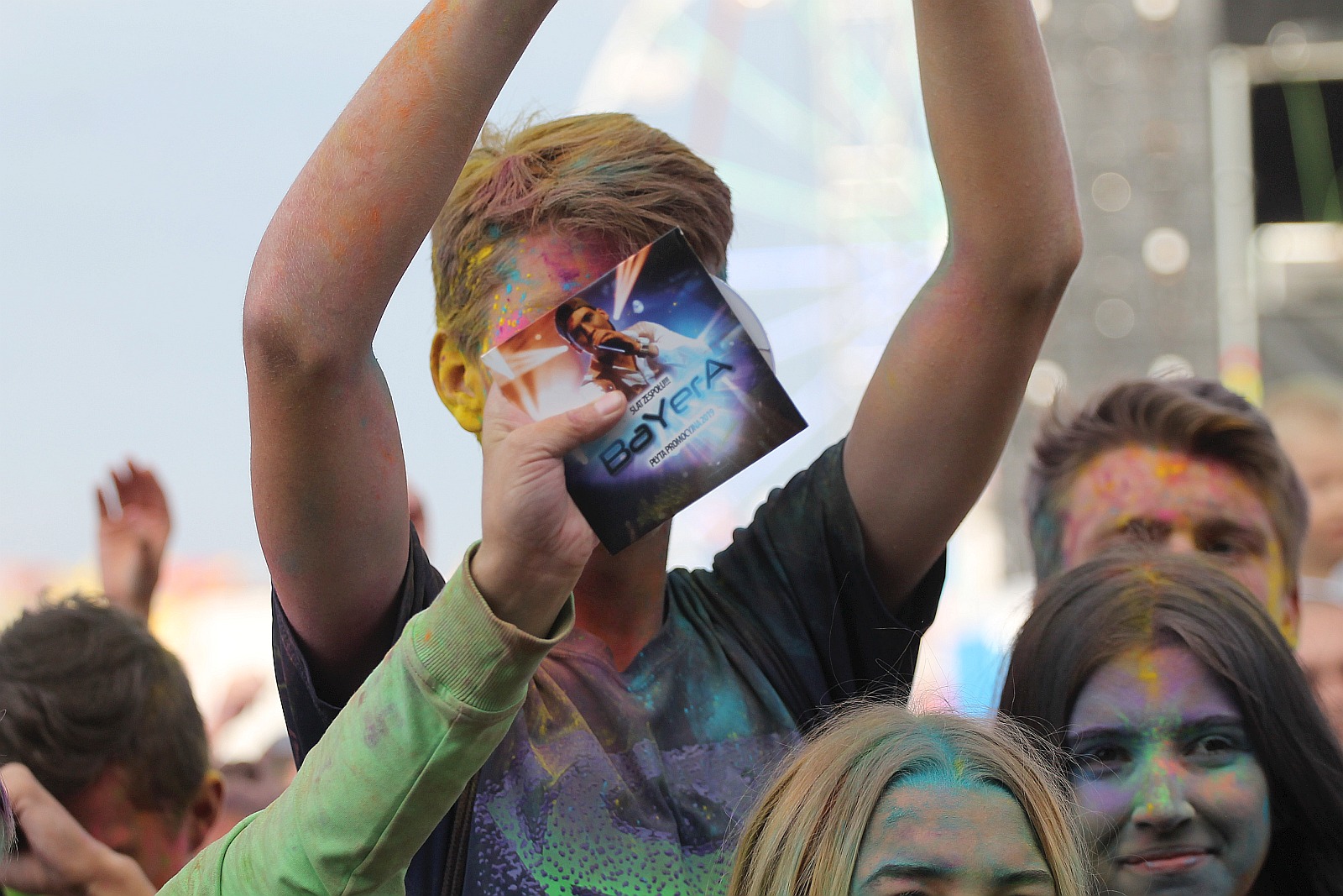 Bayera bajeruje ze sceny na lotnisku. Zaczęła się zabawa