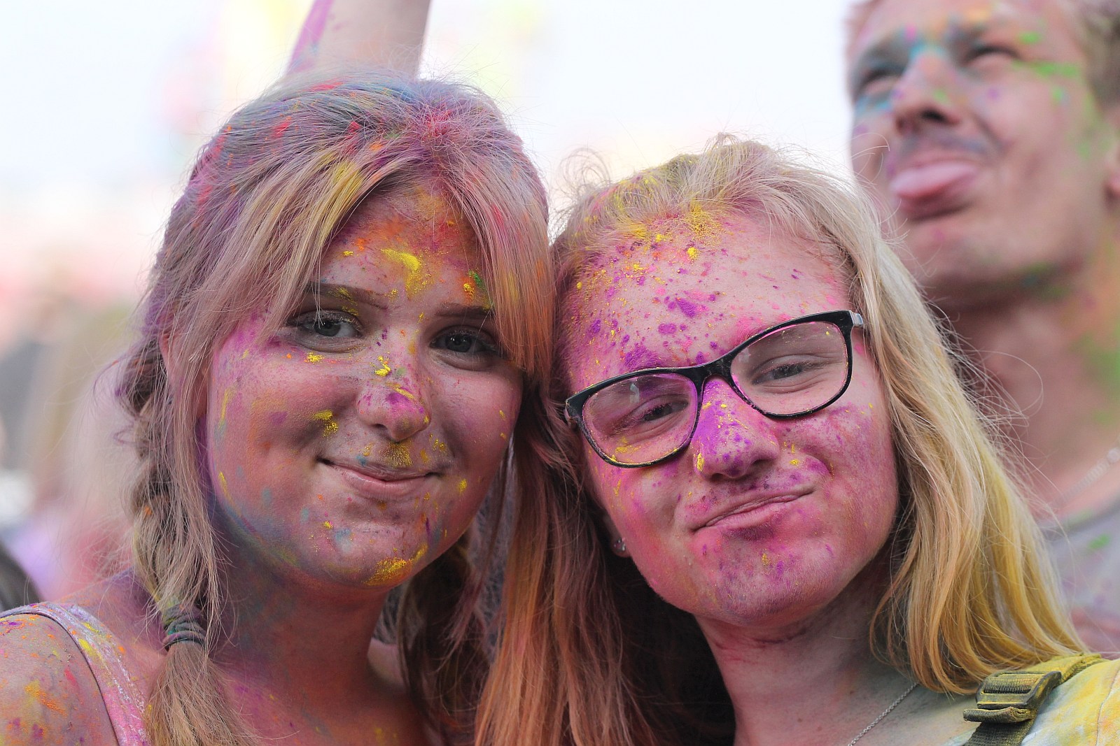 Setki osób na święcie kolorów na legnickim lotnisku