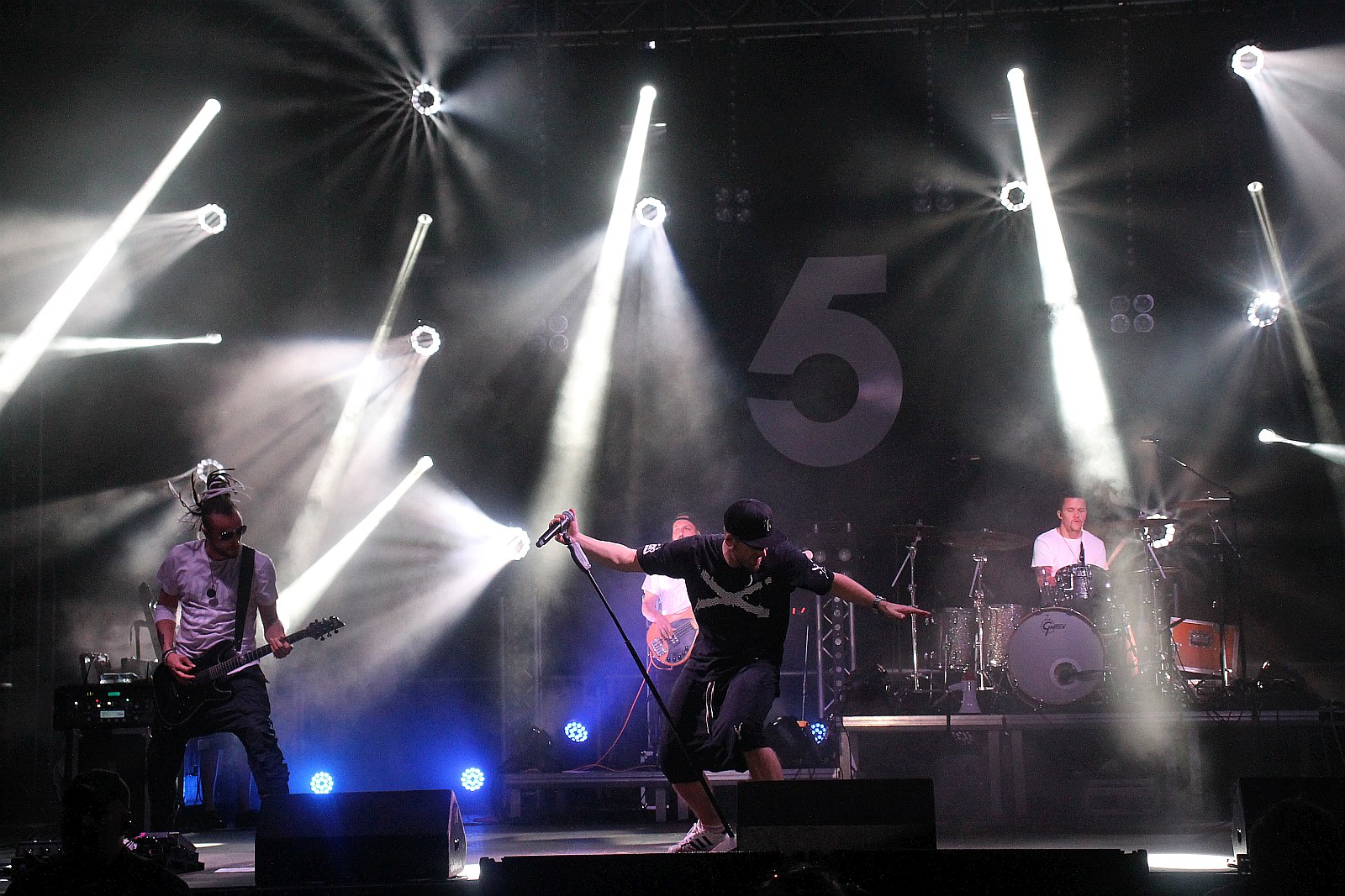 Afromental zatrząsł sceną. Tłumy bawiły się w sobotę na lotnisku