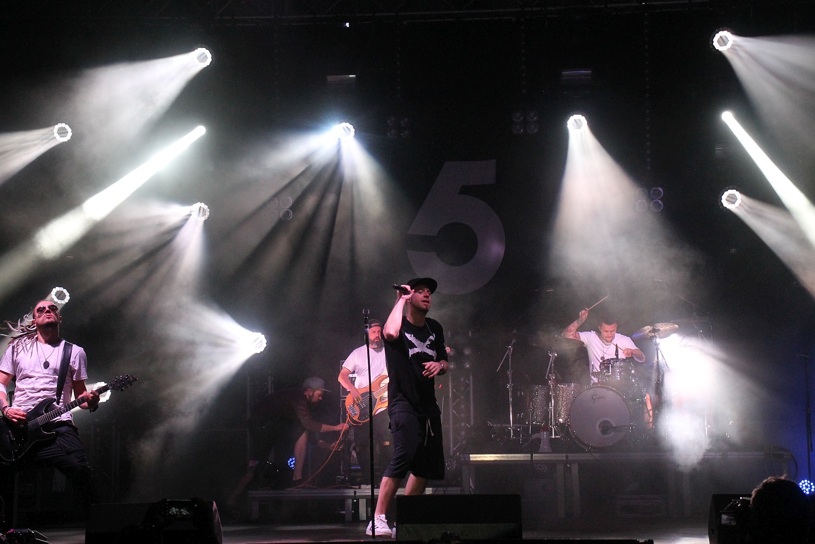 Afromental zatrząsł sceną. Tłumy bawiły się w sobotę na lotnisku