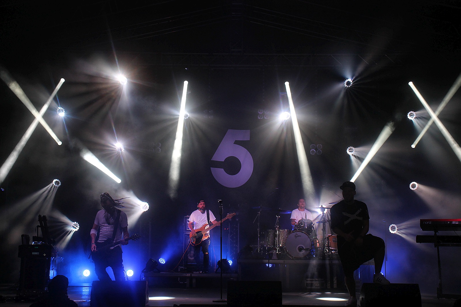 Afromental zatrząsł sceną. Tłumy bawiły się w sobotę na lotnisku