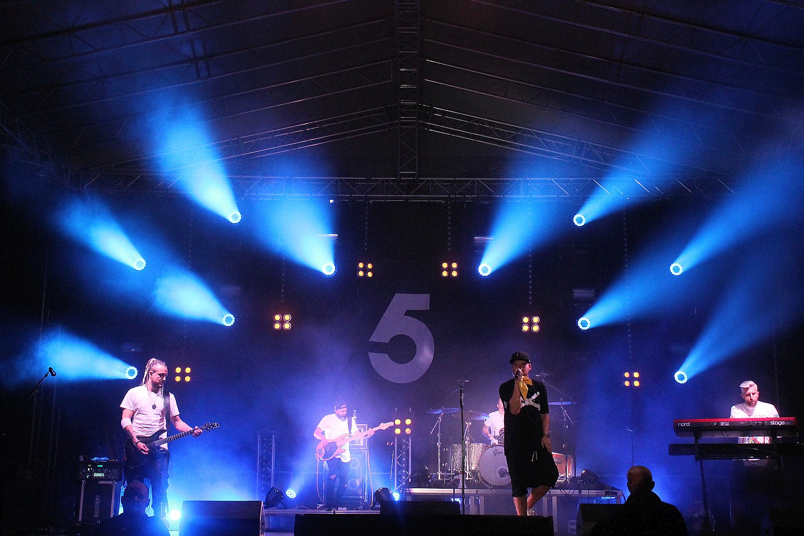 Afromental zatrząsł sceną. Tłumy bawiły się w sobotę na lotnisku