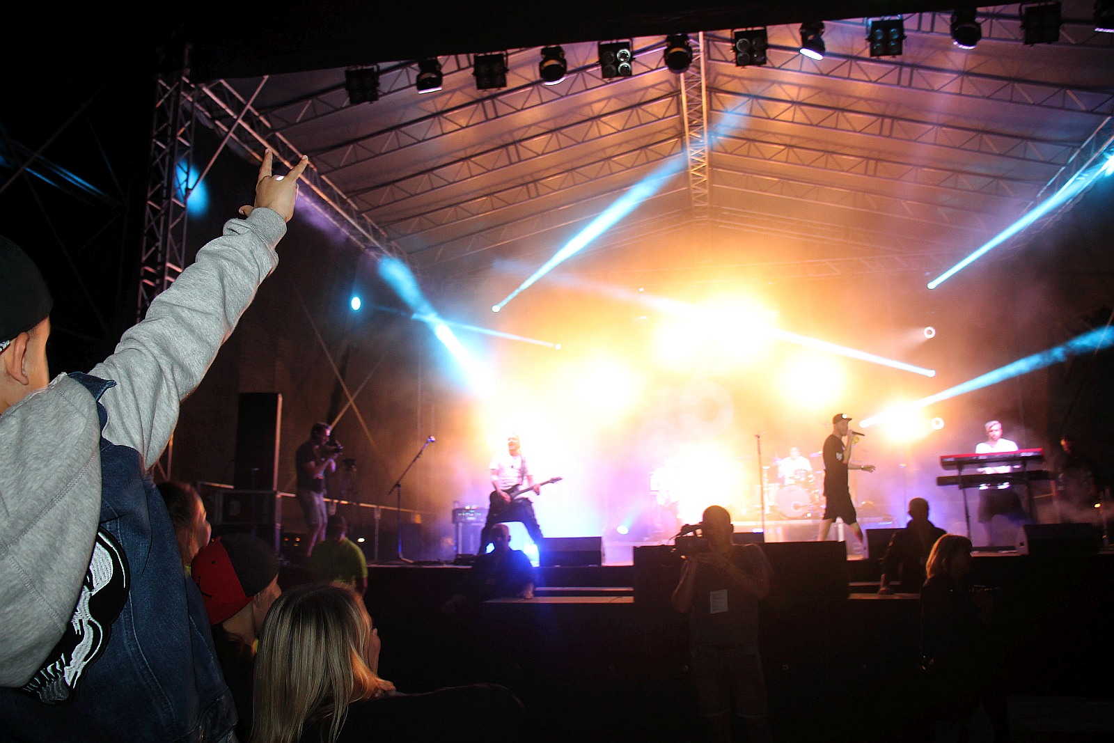 Afromental zatrząsł sceną. Tłumy bawiły się w sobotę na lotnisku