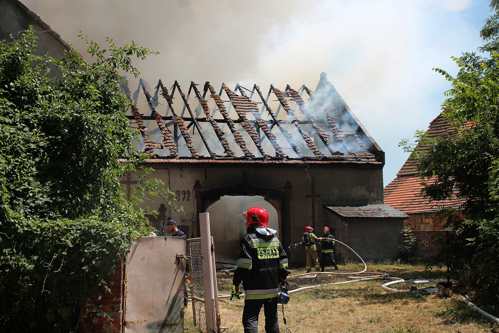 Strażacy walczą z ogniem. Pożar przy Wielogórskiej