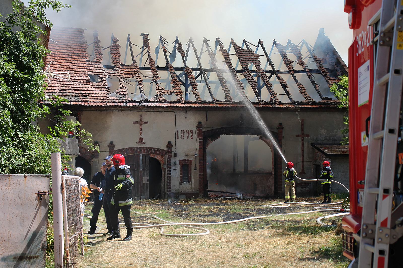Strażacy walczą z ogniem. Pożar przy Wielogórskiej