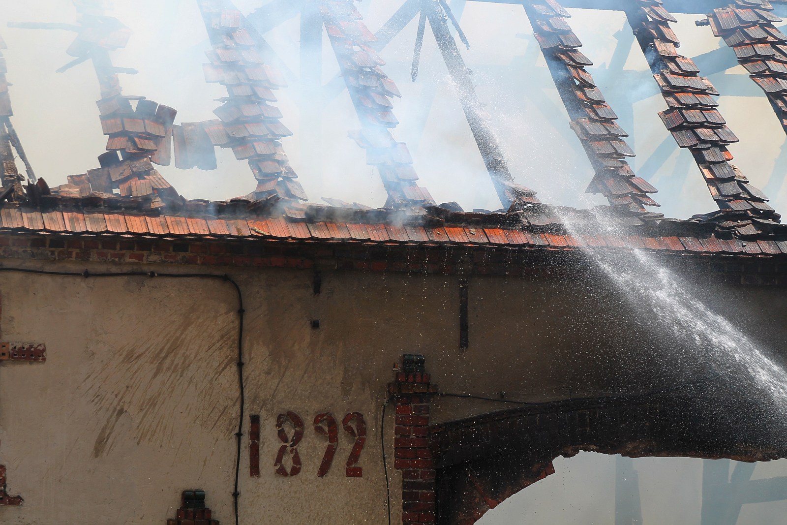 Strażacy walczą z ogniem. Pożar przy Wielogórskiej