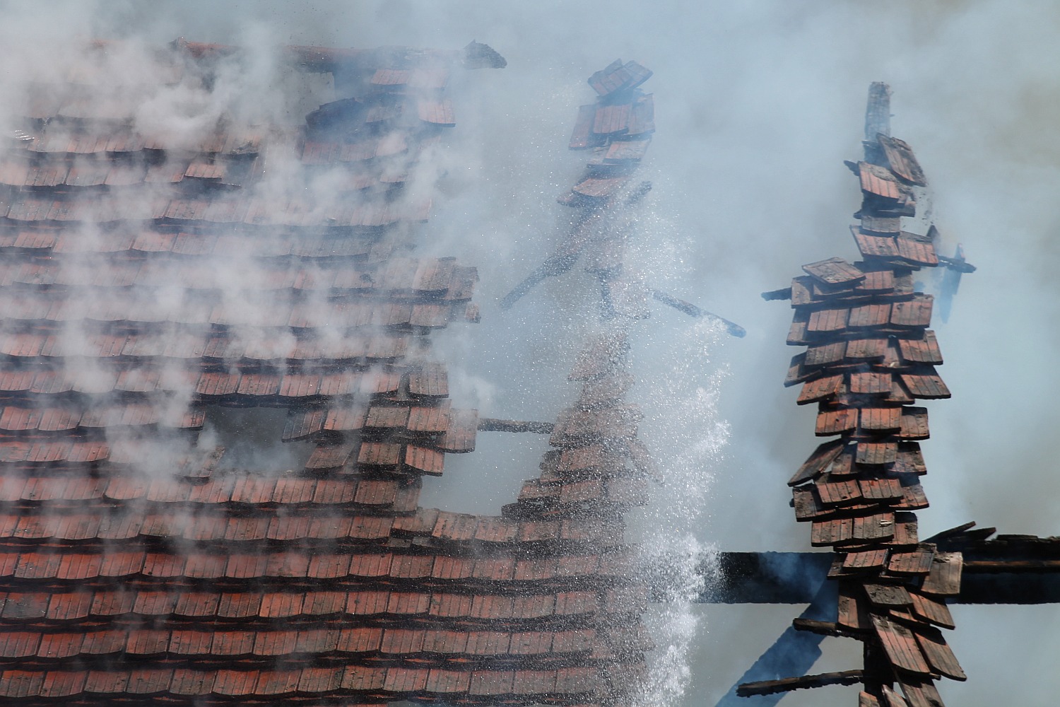 Strażacy walczą z ogniem. Pożar przy Wielogórskiej