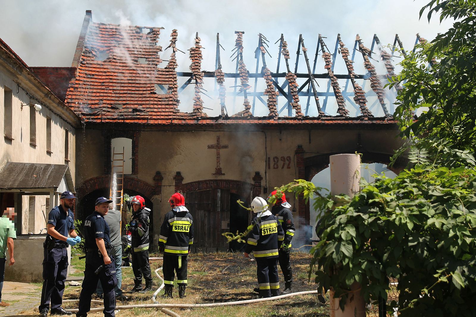 Strażacy walczą z ogniem. Pożar przy Wielogórskiej