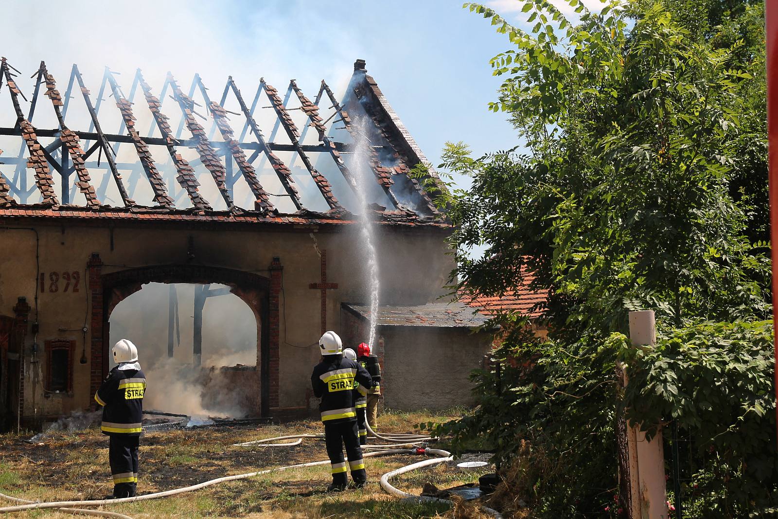 Strażacy walczą z ogniem. Pożar przy Wielogórskiej