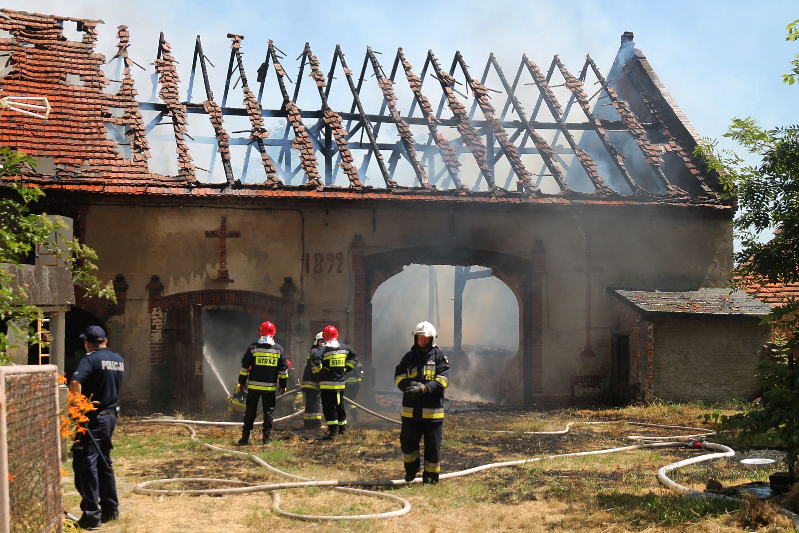 Strażacy walczą z ogniem. Pożar przy Wielogórskiej