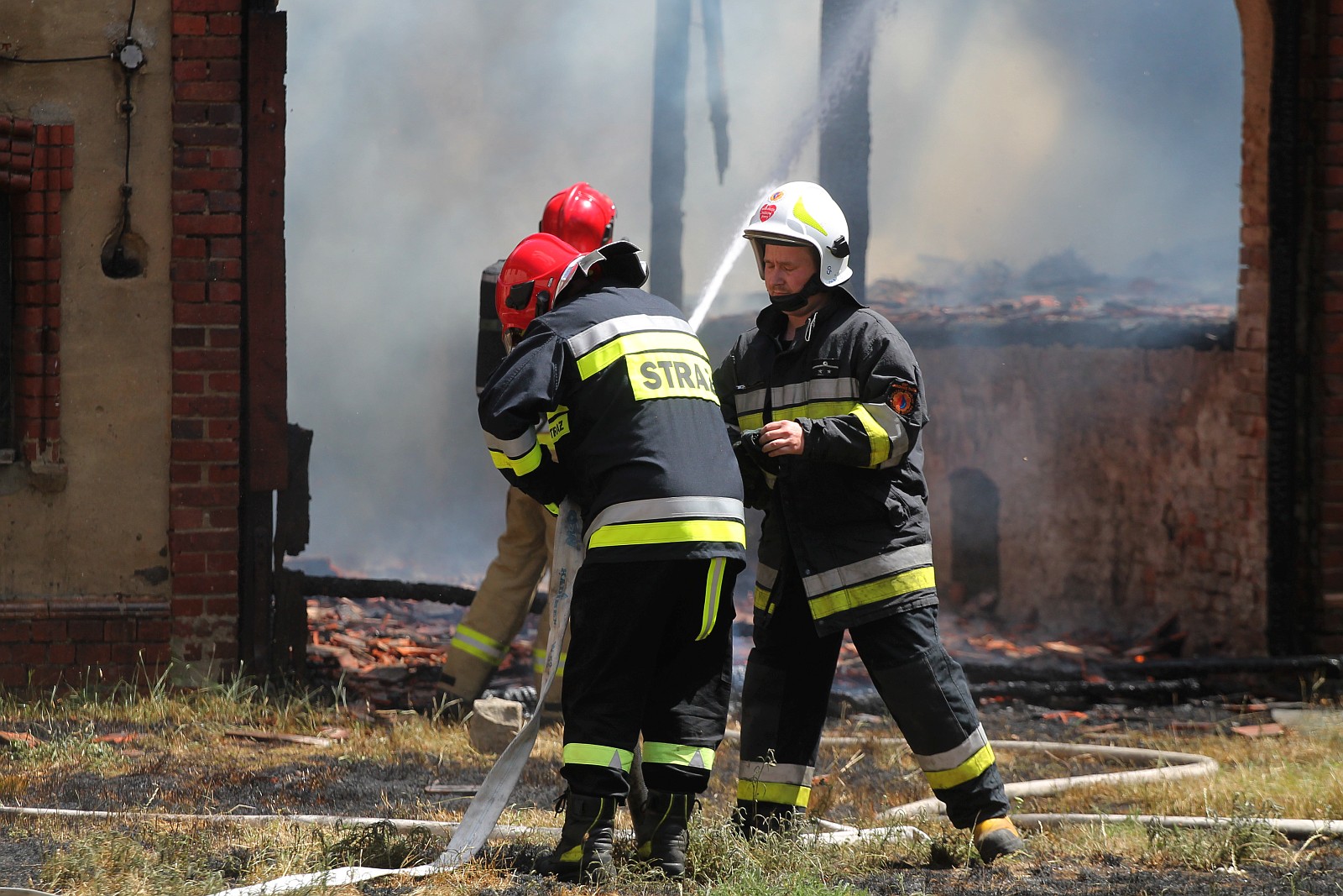 Strażacy walczą z ogniem. Pożar przy Wielogórskiej