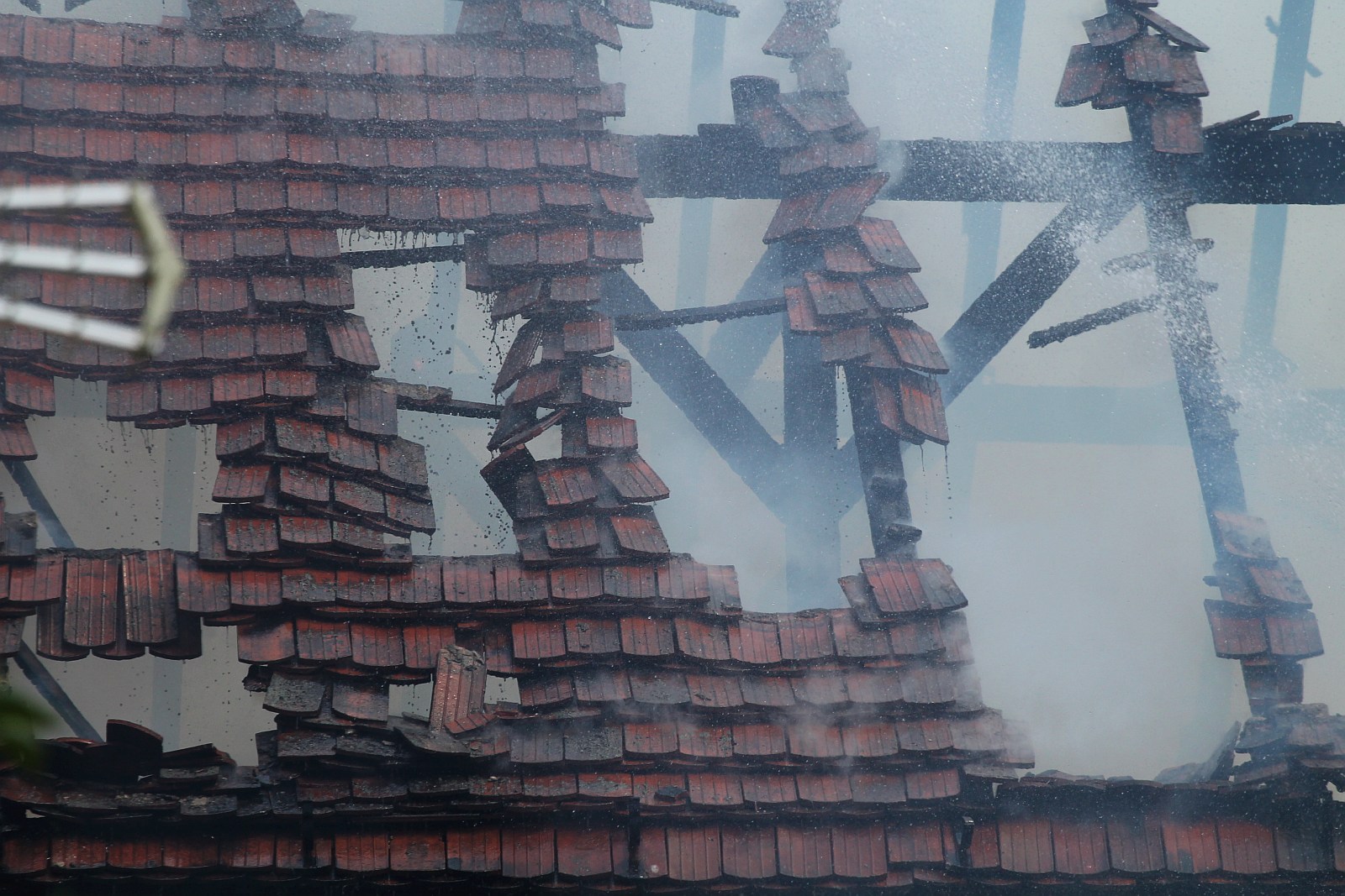 Strażacy walczą z ogniem. Pożar przy Wielogórskiej