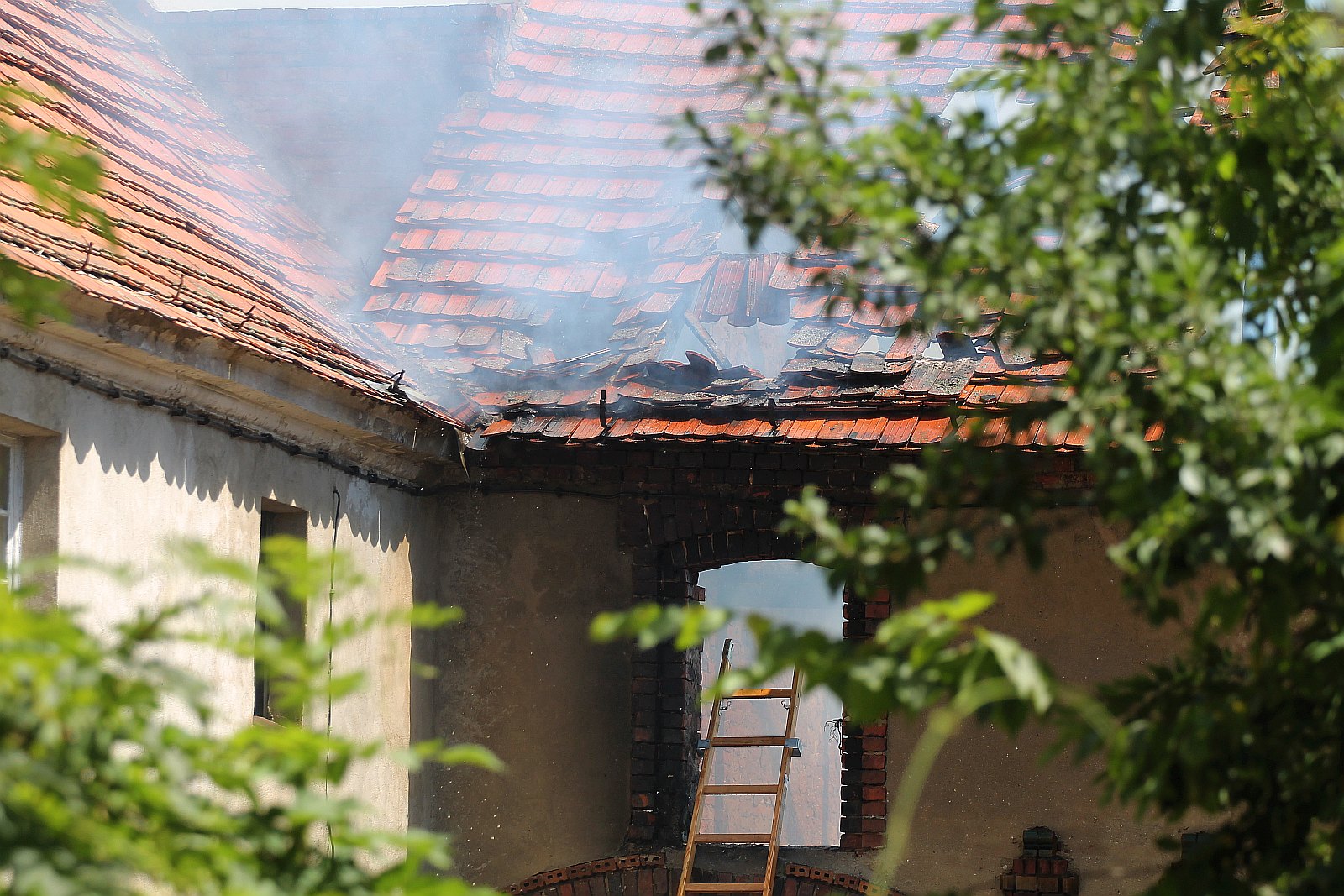 Strażacy walczą z ogniem. Pożar przy Wielogórskiej