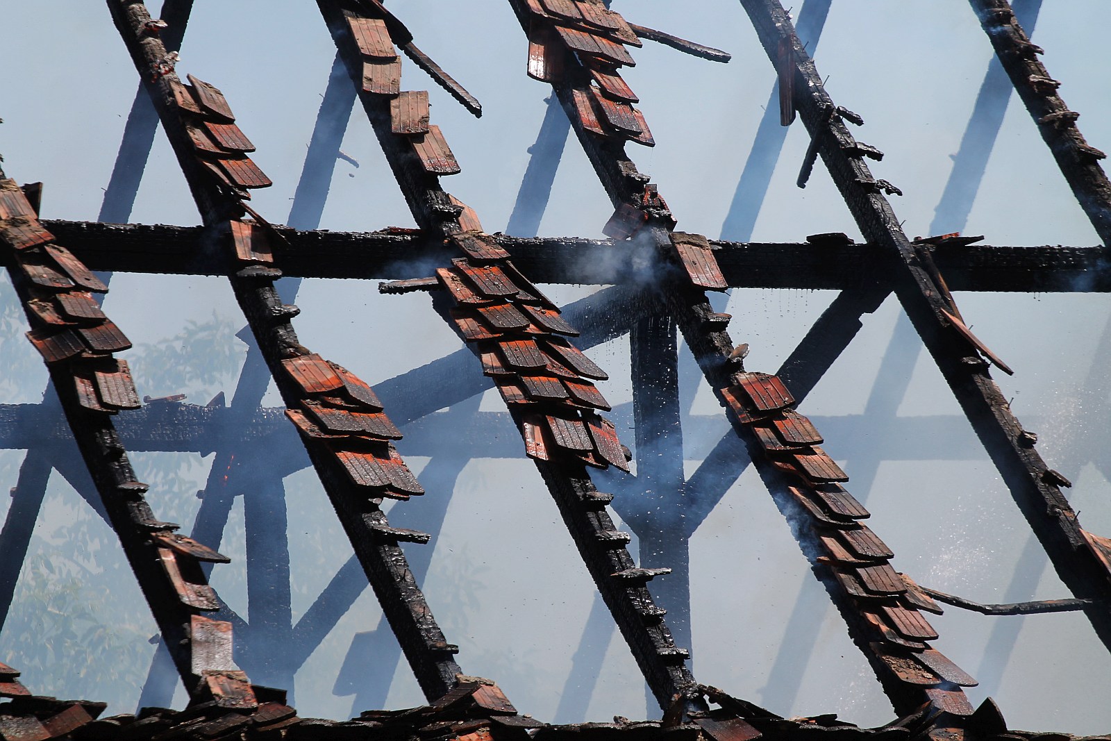 Strażacy walczą z ogniem. Pożar przy Wielogórskiej