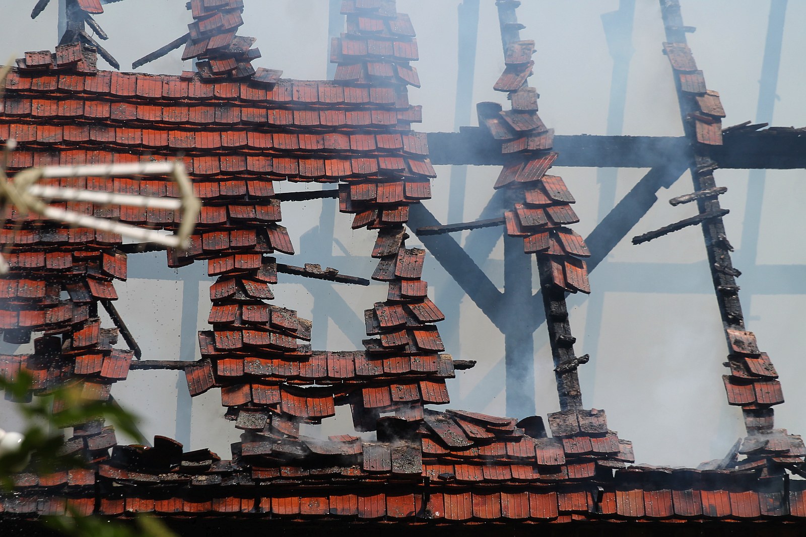 Strażacy walczą z ogniem. Pożar przy Wielogórskiej