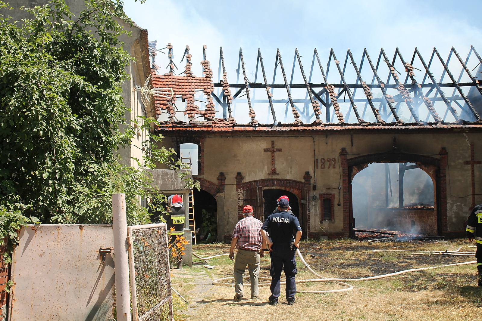 Strażacy walczą z ogniem. Pożar przy Wielogórskiej