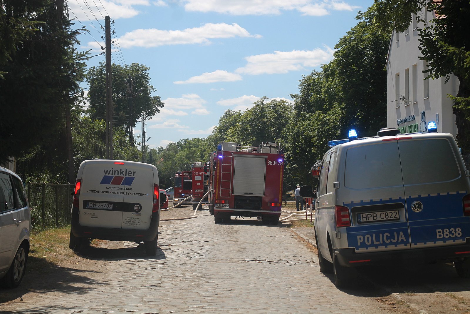 Strażacy walczą z ogniem. Pożar przy Wielogórskiej
