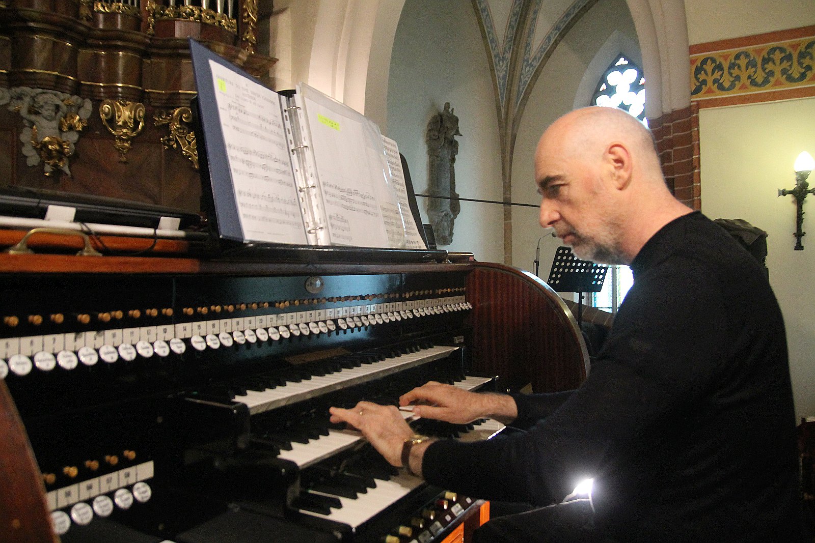 Włoch zagrał na organach w legnickiej katedrze      
