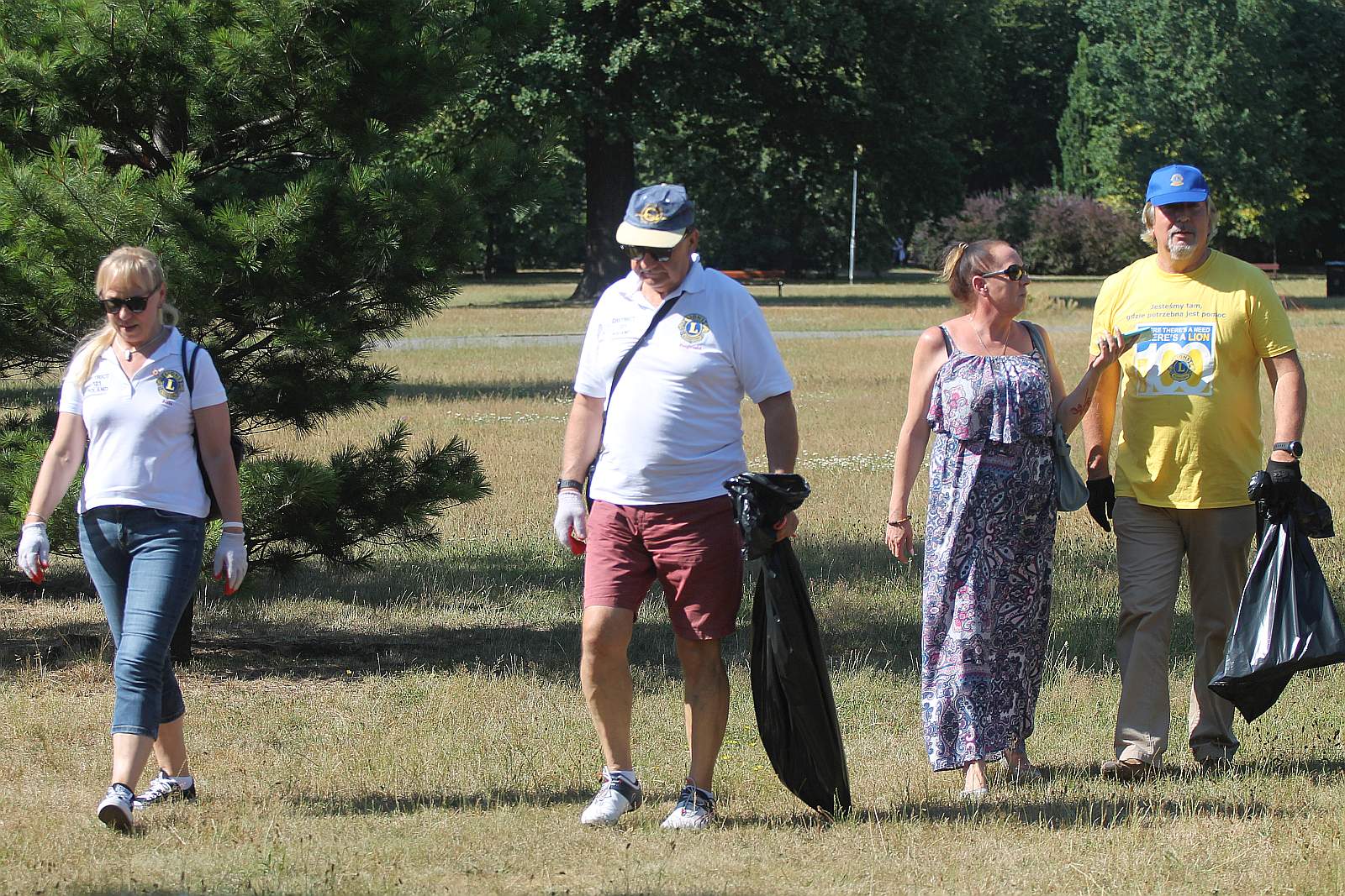 Międzynarodowa ekipa młodzieży porządkowała legnicki park