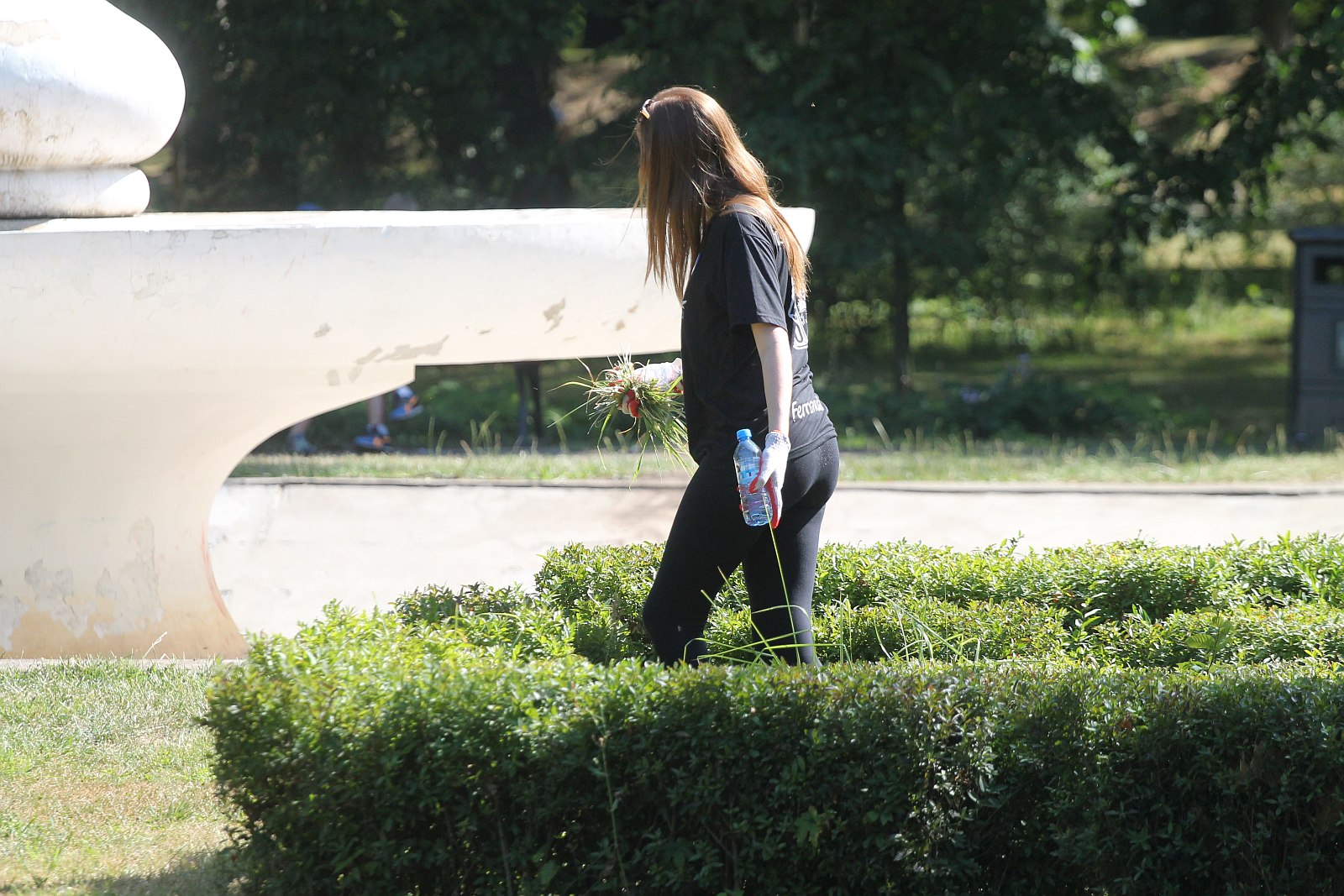 Międzynarodowa ekipa młodzieży porządkowała legnicki park