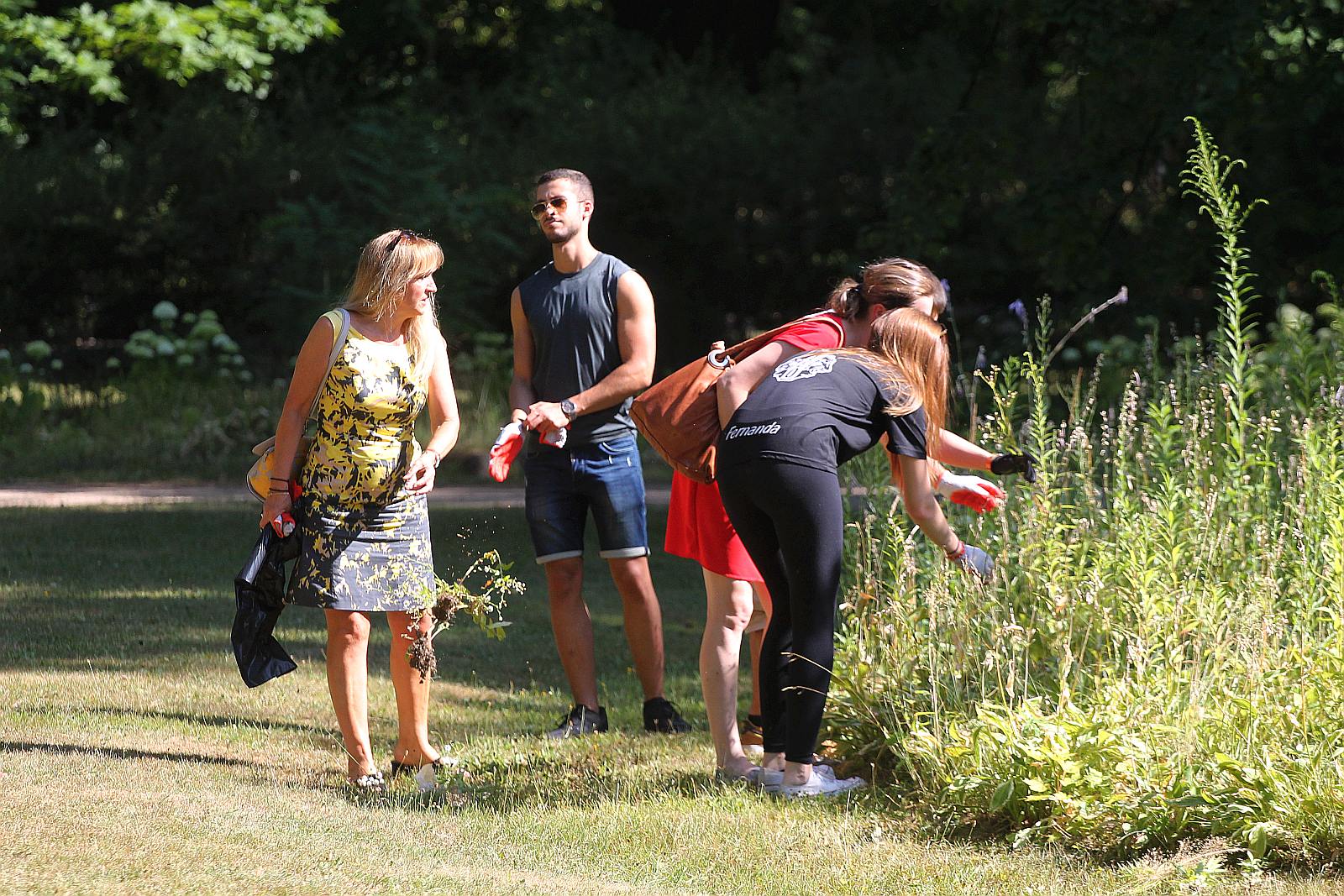 Międzynarodowa ekipa młodzieży porządkowała legnicki park