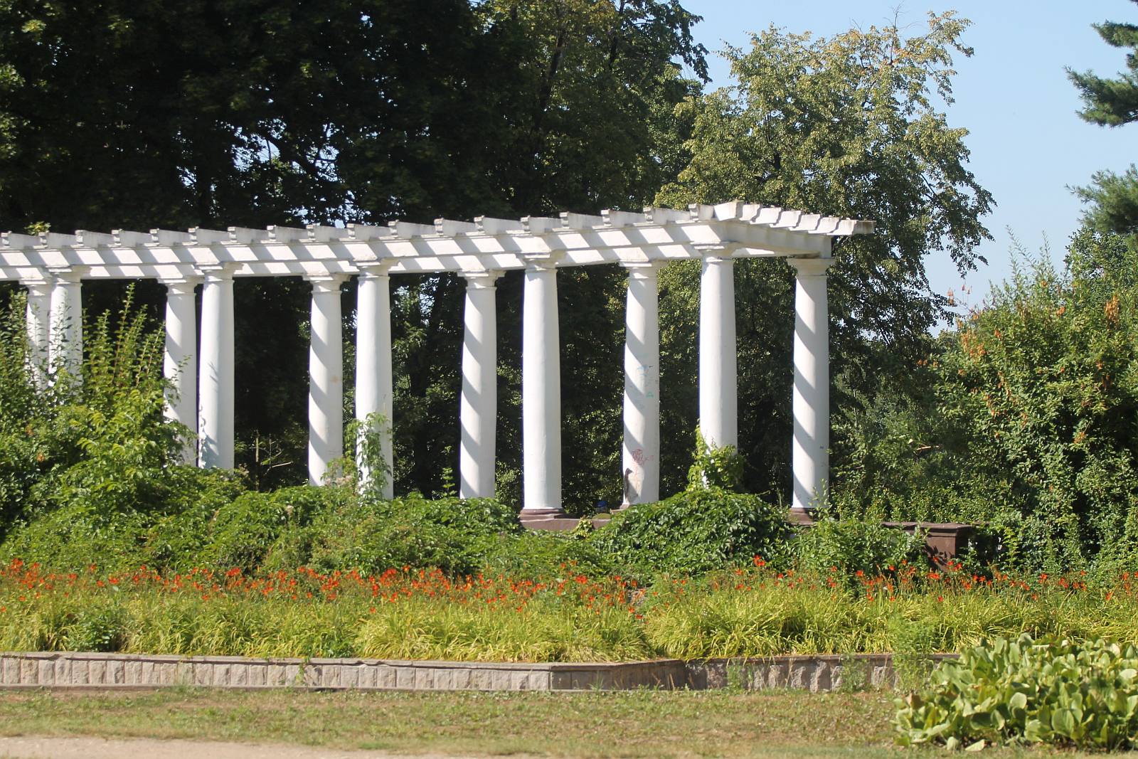Międzynarodowa ekipa młodzieży porządkowała legnicki park