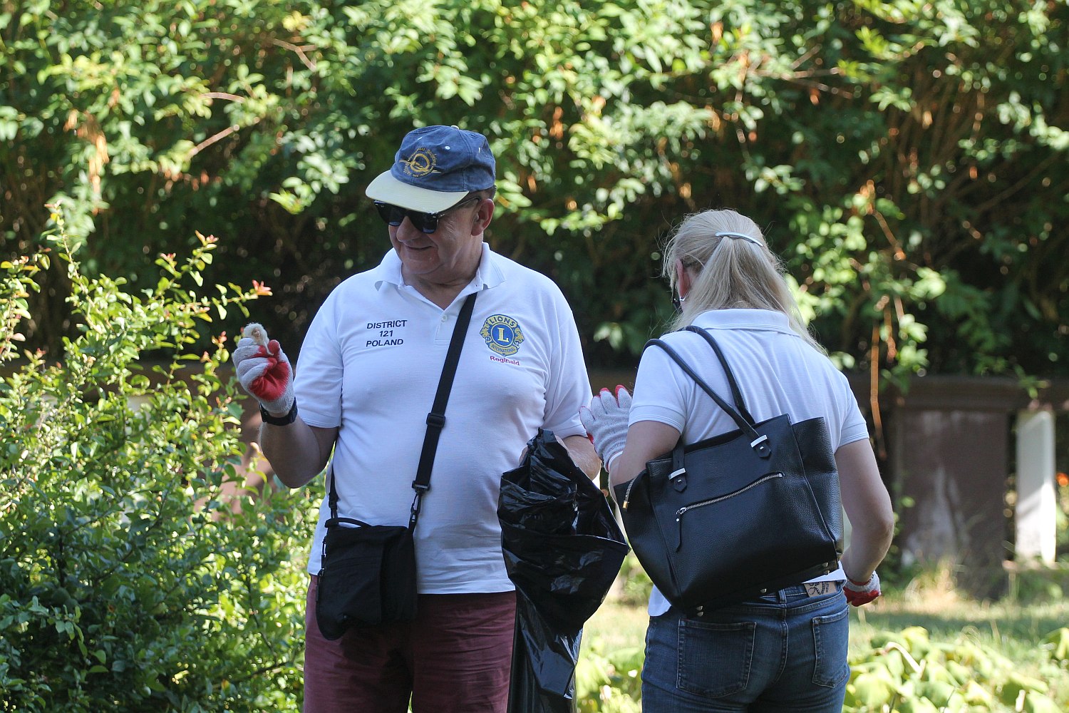 Międzynarodowa ekipa młodzieży porządkowała legnicki park