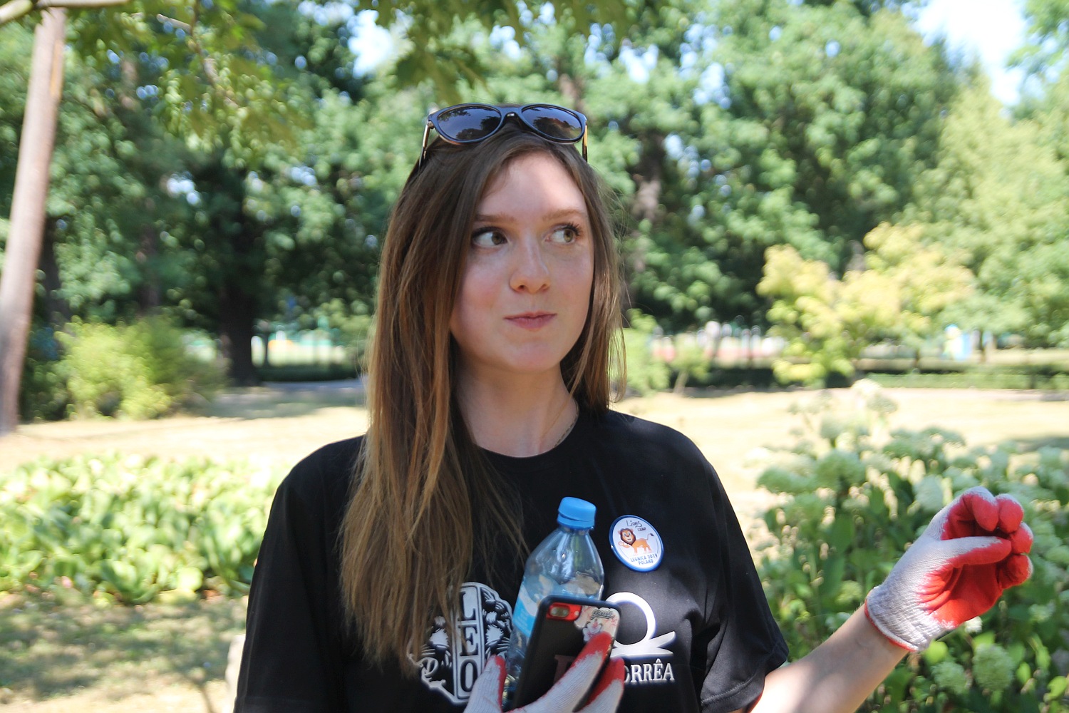 Międzynarodowa ekipa młodzieży porządkowała legnicki park