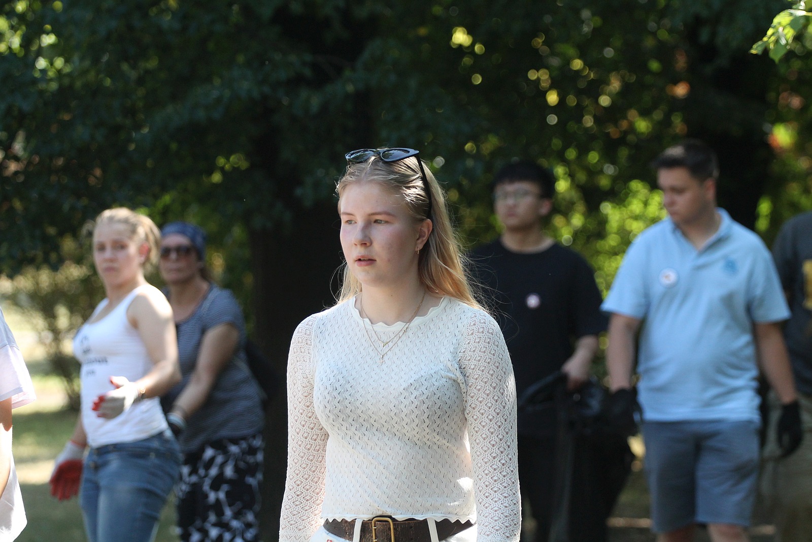 Międzynarodowa ekipa młodzieży porządkowała legnicki park