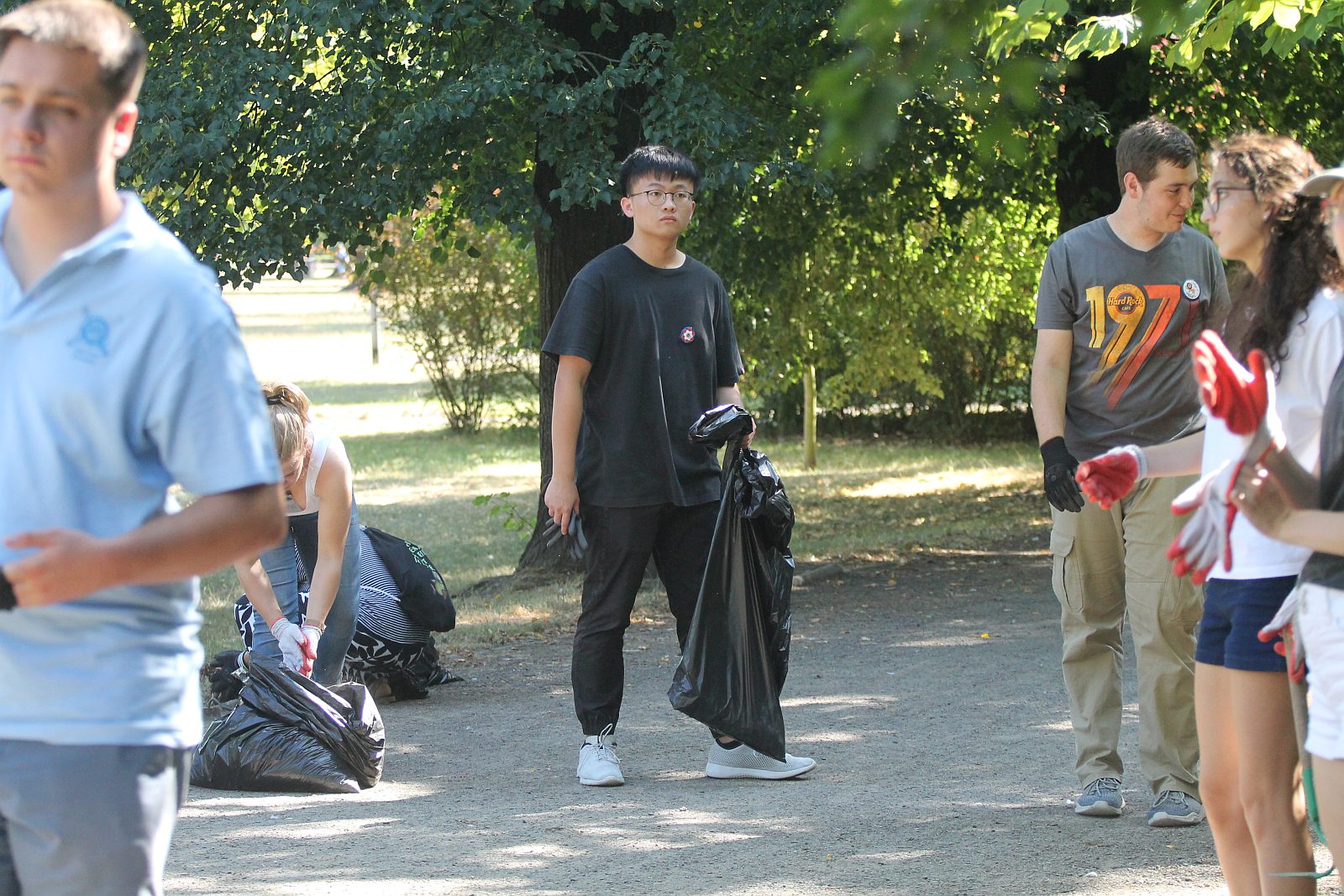 Międzynarodowa ekipa młodzieży porządkowała legnicki park