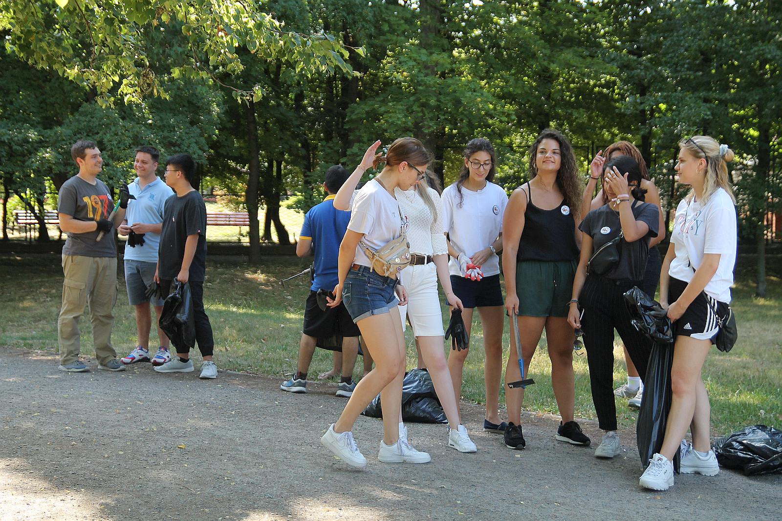 Międzynarodowa ekipa młodzieży porządkowała legnicki park