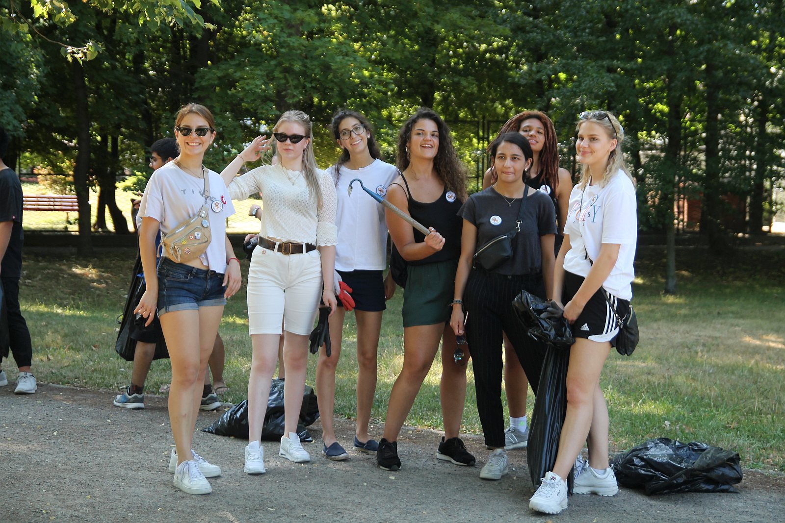 Międzynarodowa ekipa młodzieży porządkowała legnicki park