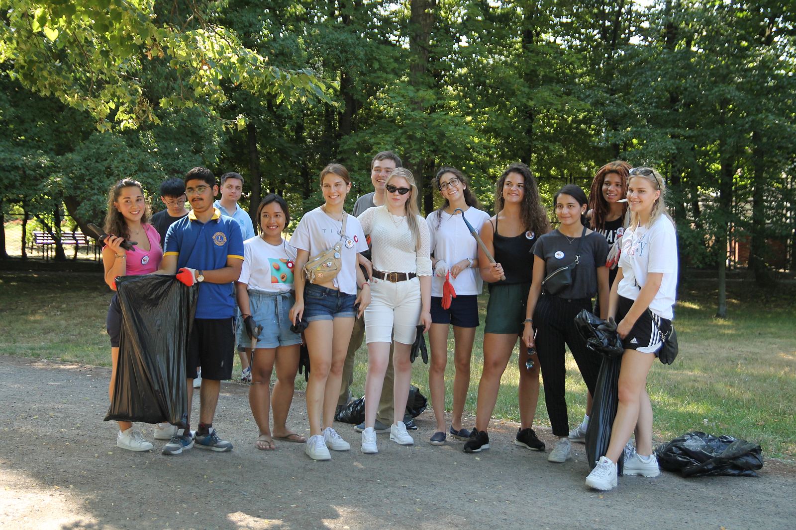 Międzynarodowa ekipa młodzieży porządkowała legnicki park