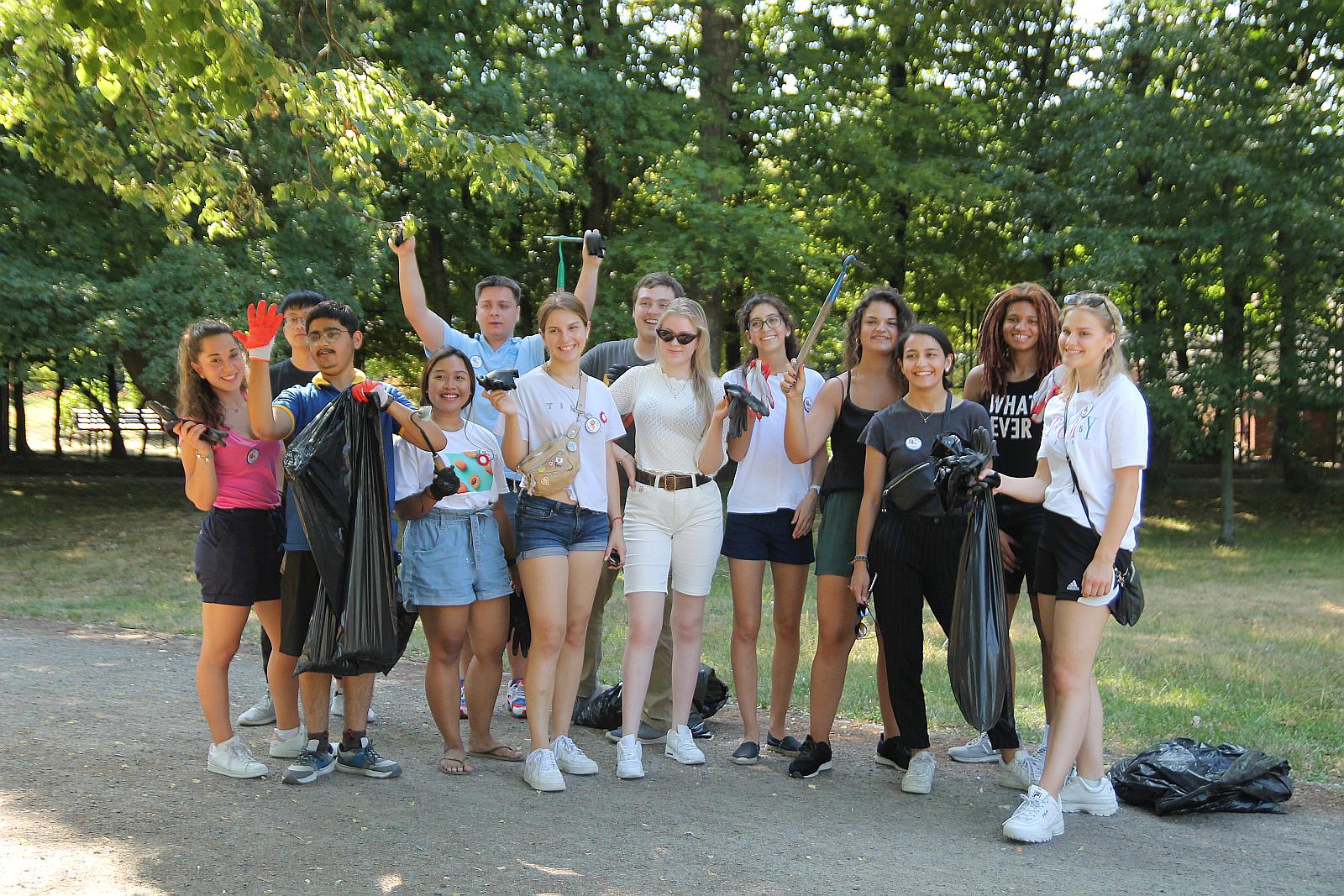 Międzynarodowa ekipa młodzieży porządkowała legnicki park