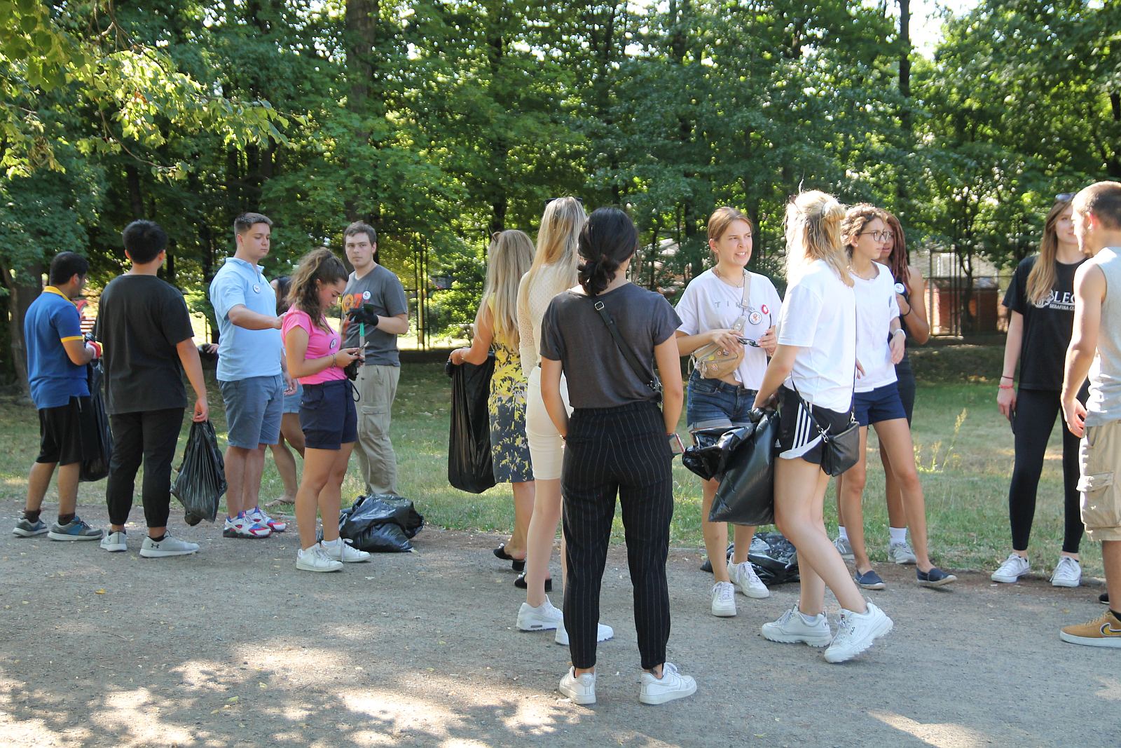 Międzynarodowa ekipa młodzieży porządkowała legnicki park