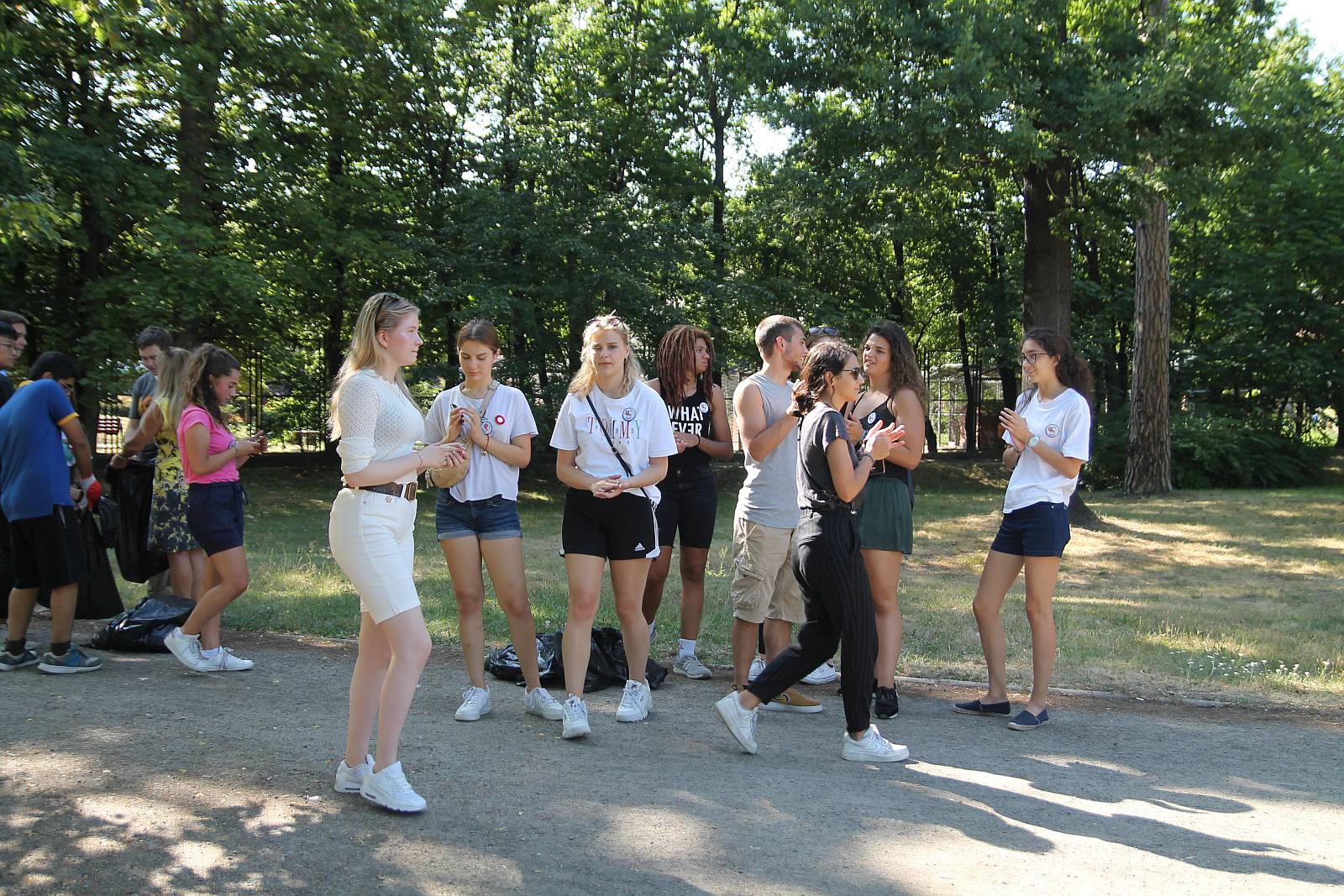 Międzynarodowa ekipa młodzieży porządkowała legnicki park