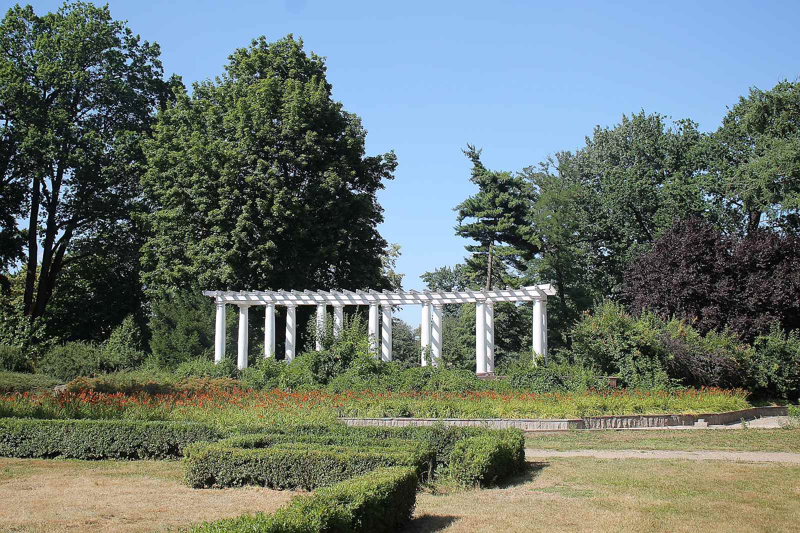 Międzynarodowa ekipa młodzieży porządkowała legnicki park