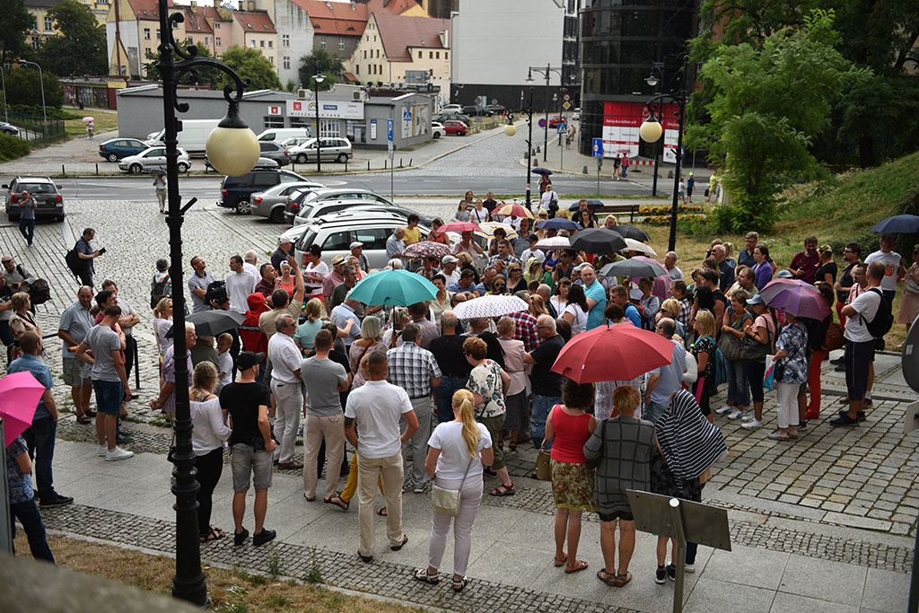 Legniczanie na spacerze po legnickim Zamku Piastowskim